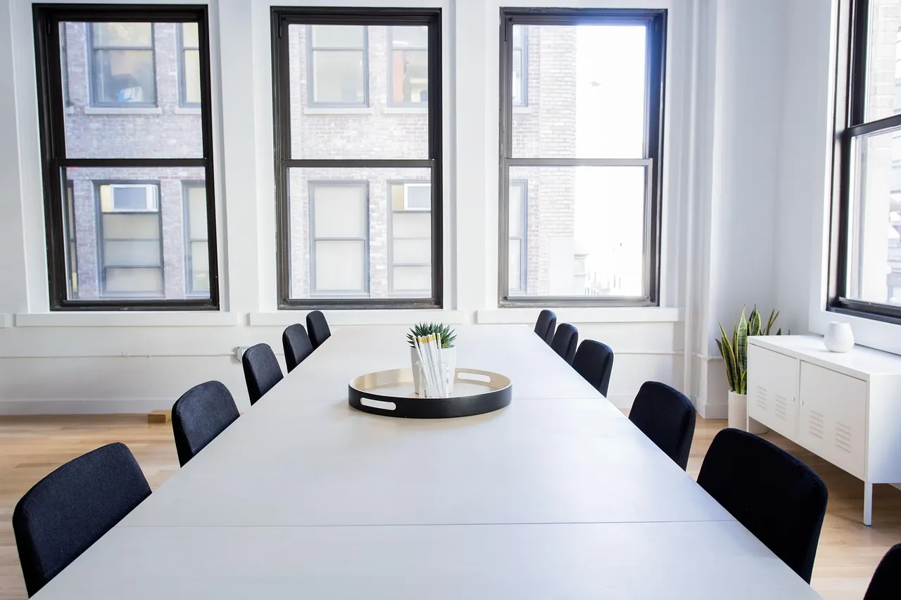 Family offices and quasi-institutions are stepping in where traditional banks have retreated — Stock photo